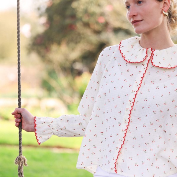 De Beauvoir Blouse Cherry Cheesecloth with Red Apple Embroidery
