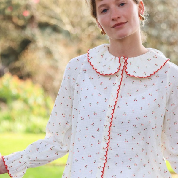 De Beauvoir Blouse Cherry Cheesecloth with Red Apple Embroidery