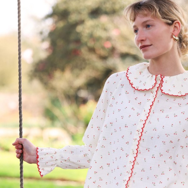 De Beauvoir Blouse Cherry Cheesecloth with Red Apple Embroidery